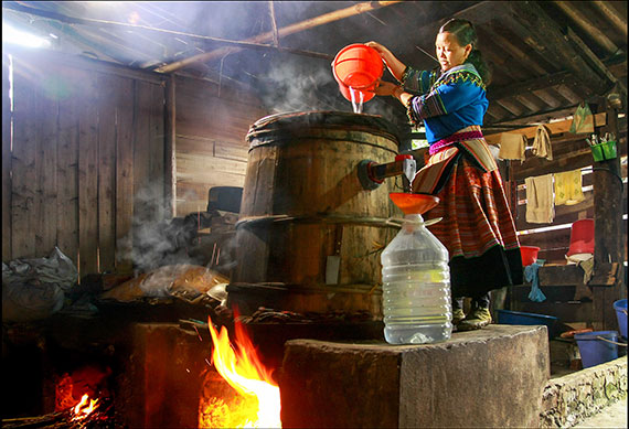 Nấu rượu ngô Bắc Hà tại xã Bản Phố